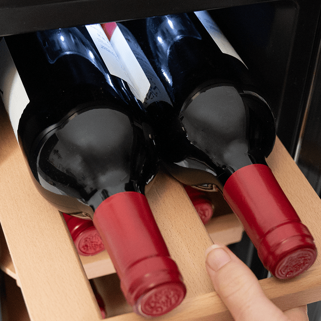 Cave à vin Bolero GrandSommelier 830 CoolWood Capacité de 8 bouteilles à température contrôlée avec système de refroidissement thermoélectrique qui garantit de hautes performances. Température réglable et éclairage intérieur LED.