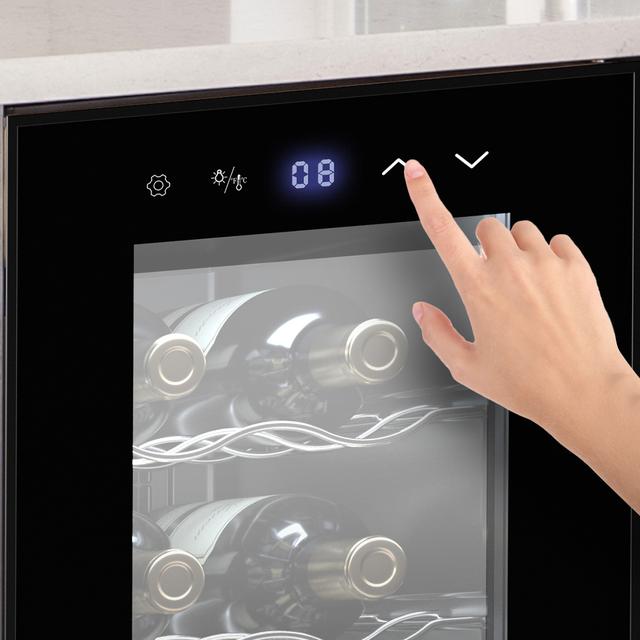 Cave à vin Bolero GrandSommelier 830 CoolWood Capacité de 8 bouteilles à température contrôlée avec système de refroidissement thermoélectrique qui garantit de hautes performances. Température réglable et éclairage intérieur LED.
