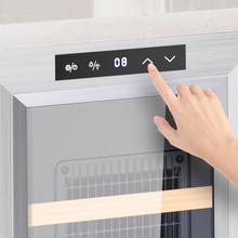 Bolero GrandSommelier 1230 CoolWood Cave à vin mise en température d'une capacité de 12 bouteilles avec un système de refroidissement thermoélectrique qui garantit de hautes performances. Température réglable et éclairage intérieur LED.
