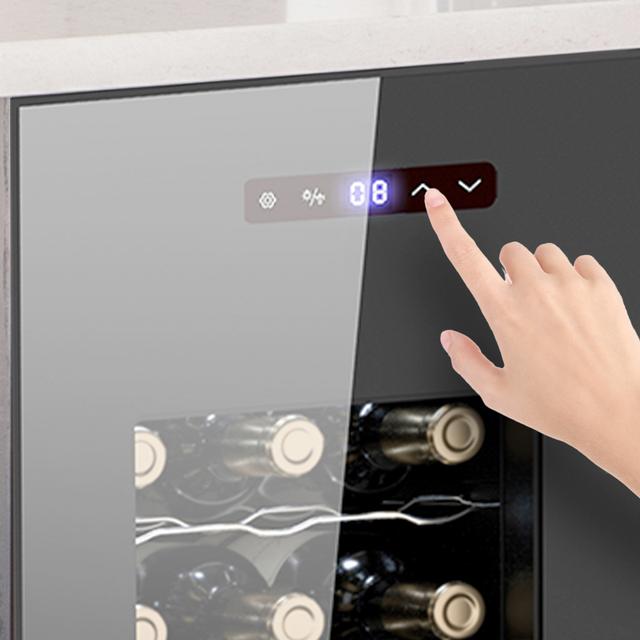 Bolero GrandSommelier 1530 CoolCrystal Cave à vin à température contrôlée de 15 bouteilles avec système de refroidissement thermoélectrique pour de hautes performances. Température réglable et éclairage intérieur par LED.