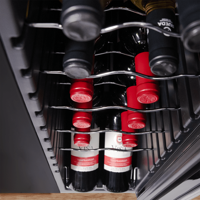 Bolero GrandSommelier 1230 CoolCrystal Compressor Wine cooler con capacità di 12 bottiglie e sistema di raffreddamento a compressore per alte prestazioni. Temperatura regolabile e luce interna a LED.