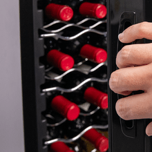 Bolero GrandSommelier 34030 Black Compressor Wine cooler with 34-bottle capacity and compressor cooling system for high performance. Température réglable et éclairage intérieur LED.