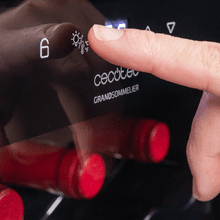 Bolero GrandSommelier 34030 Black Compressor Cave de vinho de 34 garrafas de capacidade com sistema compressor de arrefecimento, que garante um alto desempenho. Temperatura regulável e luz LED interior.