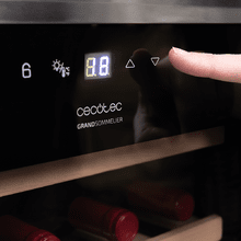 Bolero GrandSommelier 34030 Inox Compressor Wine cooler con capacità di 34 bottiglie e sistema di raffreddamento a compressore per alte prestazioni. Temperatura regolabile e luce interna a LED.