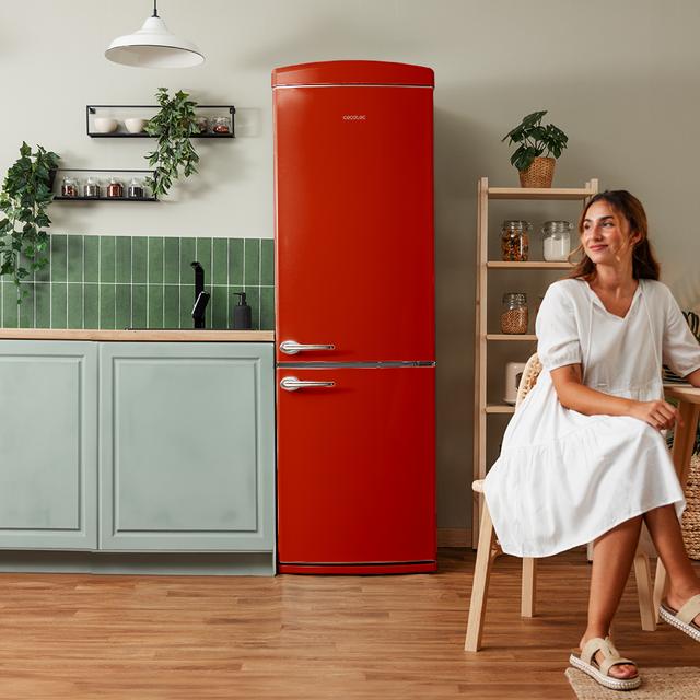 ‌Bolero CoolMarket Combi Origin 294 Red E Frigorífico Retro de 294 L de capacidade, 190 cm de altura e 60 cm de largura, classe E, Total No Frost, Multi Cooling, Ultra Fresh, Convertible Box, Multi Air Flow, Fast Freezing, Eco Mode, Suporte para garrafas e Alarme de porta.