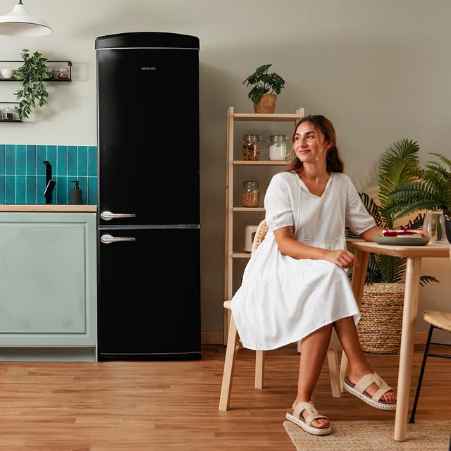 Bolero CoolMarket Combi Origin 294 Black E Frigorífico Retro Combi Origin Black de 294 L de capacidade, 190cm de altura e 60cm de largura, classe E, Total No Frost, Multi Cooling, Ultra Fresh, Convertible Box, Multi Air Flow, Fast Freezing, Eco Mode, Suporte para garrafas e Alarme de porta.