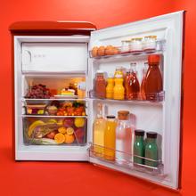 Bolero CoolMarket TT Origin 110 Red E Retro mini refrigerador com capacidade de 110L, classe E, ICEBOX, LED interno, alça cromada e bandejas de vidro.