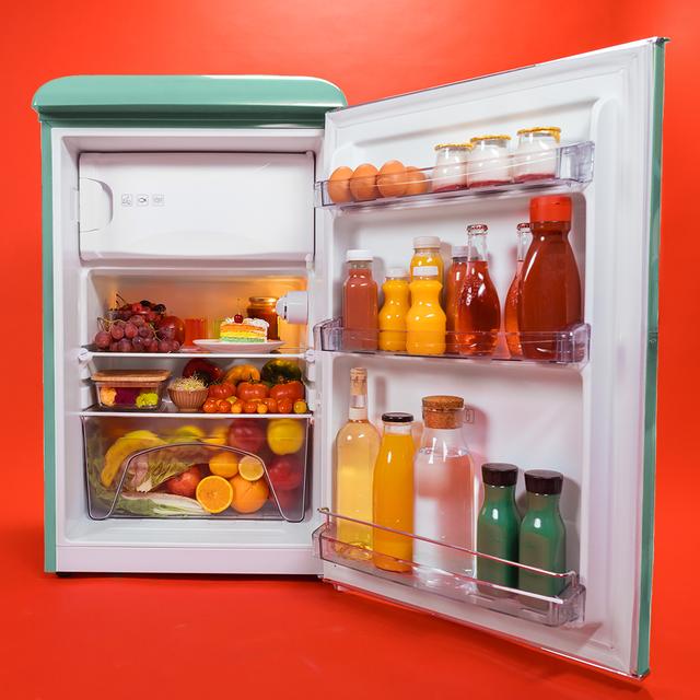 Bolero CoolMarket TT Origin 110 Green E Mini refrigerador retrô com capacidade de 110L, classe E, ICEBOX, LED interno, alça cromada e bandejas de vidro.