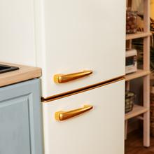 Bolero CoolMarket Combi Origin 300 Beige E Réfrigérateur combiné rétro d'une capacité de 300 L, classe E, éclairage intérieur, bac à légumes, contrôle de la température, poignée chromée et plateaux en verre.