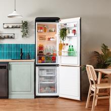 Réfrigérateur combiné Bolero CoolMarket Combi Origin 300 Black E Retro d'une capacité de 300 L, classe E, éclairage intérieur, bac à légumes, contrôle de la température, poignée chromée et plateaux en verre.