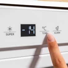 Bolero Coolmarket TF BI 101 White E Mini congelador integrable de 101 litros de capacidad clase E con display touch y Fast Freezing.