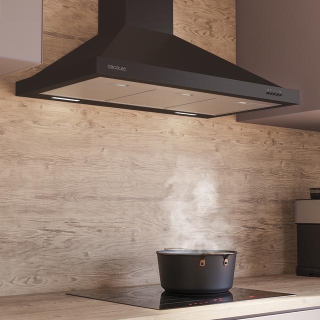 Bolero Flux PM 906500 Black Cappa piramidale larga 90 cm, finitura nera, aspirazione 650 m3/h, motore da 165 W, classe A, controllo meccanico, 3 livelli di potenza, luce e filtro al carbone.