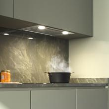 Bolero Flux IT 525500 Inox A++ Campana integral de 52cm de ancho, acabado inox, potencia succión 550m3/h, Motor 70W, Clase A++, control táctil, 3 niveles de potencia, Booster, Luz y filtro de carbono.