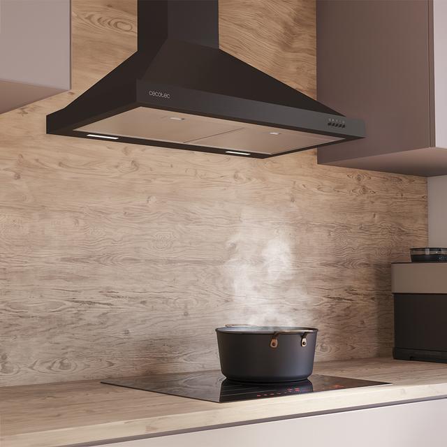 Bolero Flux PM 606500 Black Cappa piramidale larga 60 cm, finitura nera, aspirazione 650 m3/h, motore 165 W, classe A, controllo meccanico, 3 livelli di potenza, luce e filtro al carbone.