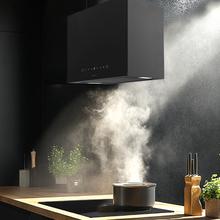 Bolero Flux CCT 448000 Black A++ Hotte carrée suspendue Bolero Flux CCT 448000 Black A++, 44 cm de large, finition noire, aspiration de 800 m3/h, moteur 210 W, classe A++, commande tactile, 3 niveaux de puissance, Booster, lumière, filtre à charbon, Hand Movement Control et Delay Function.