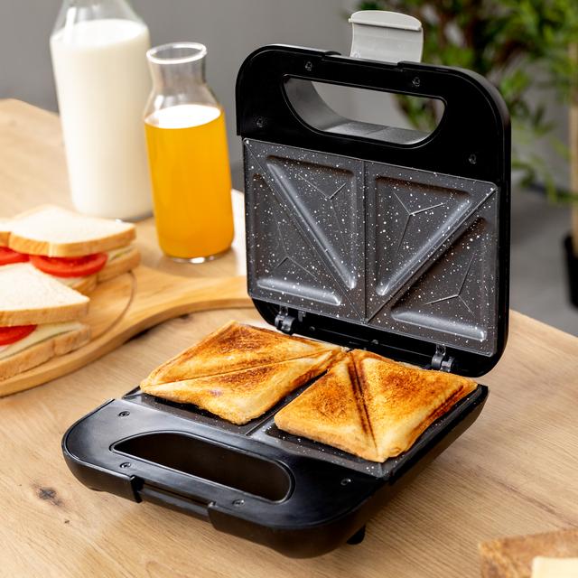 Piastra tostapane per 2 panini con finitura in acciaio inossidabile, potenza di 800 W e piastre triangolari con rivestimento antiaderente.