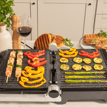 Grill électrique Rock'nGrill Blaze 2400 W qui ajuste le temps et la température, possède des plaques recouvertes de RockStone adaptées au lave-vaisselle et une ouverture à 180º.