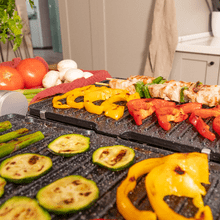 Rock'nGrill Blaze Parrilla eléctrica de 2400 W que ajusta el tiempo y temperatura, posee placas con revestimiento RockStone y apertura de 180º.
