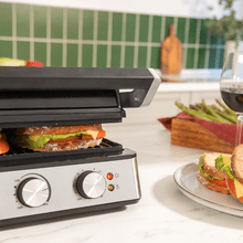 Rock'nGrill Blaze 2400 W Elektrogrill, der die Zeit und Temperatur anpasst, über spülmaschinengeeignete RockStone-beschichtete Platten und eine 180°-Öffnung verfügt.