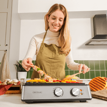 Rock'nGrill Blaze Parrilla eléctrica de 2400 W que ajusta el tiempo y temperatura, posee placas con revestimiento RockStone y apertura de 180º.