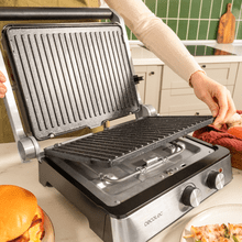 Grill elettrico Rock'nGrill Blaze da 2400 W che regola il tempo e la temperatura, dispone di piastre rivestite RockStone adatte alla lavastoviglie e apertura a 180º.