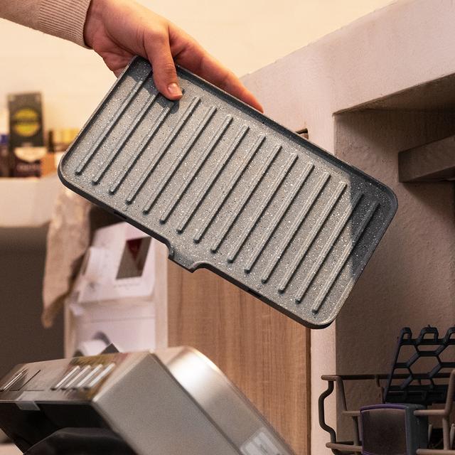 Gril électrique Rock´nGrill 1500 Take&Clean Stone avec revêtement RockStone, des plaques démontables qui conviennent pour un nettoyage au lave-vaisselle, une ouverture à 180º et une plaque supérieure flottante.