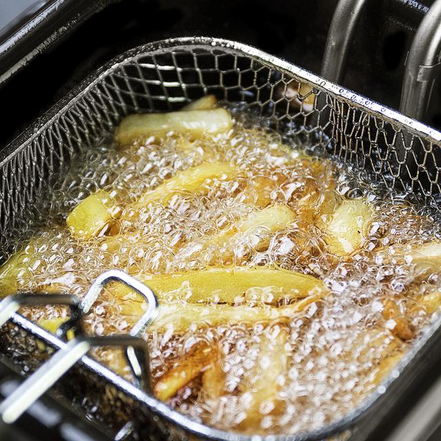 CleanFry - Capacità di 1,5 L, temperatura fino a 190ºC, recipiente smaltato lavabile in lavastoviglie, filtro OilCleaner che mantiene l'olio pulito, 1000 W