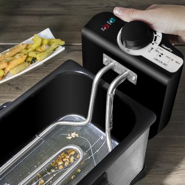 Friteuse CleanFry 3L avec une capacité de 3 litres, température jusqu'à 190 °C, cuve émaillée qui convient pour un nettoyage au lave-vaisselle, filtre pour garder l'huile propre et 2000 W.