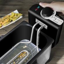 Friteuse CleanFry 3L avec une capacité de 3 litres, température jusqu'à 190 °C, cuve émaillée qui convient pour un nettoyage au lave-vaisselle, filtre pour garder l'huile propre et 2000 W.