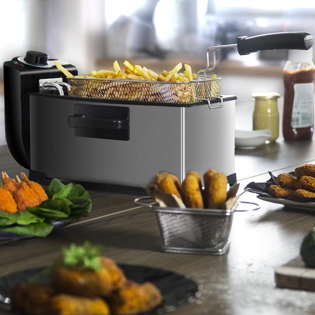 Friteuse CleanFry 3L avec une capacité de 3 litres, température jusqu'à 190 °C, cuve émaillée qui convient pour un nettoyage au lave-vaisselle, filtre pour garder l'huile propre et 2000 W.