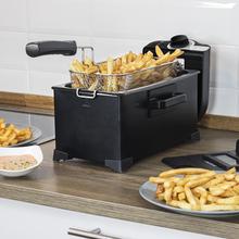 Friteuse CleanFry 3 L. 2000 W de puissance, acier inoxydable, filtre OilCleaner qui maintient l’huile propre, 3 L de capacité, laquée noire. Couvercle avec fenêtre et filtre antiodeurs