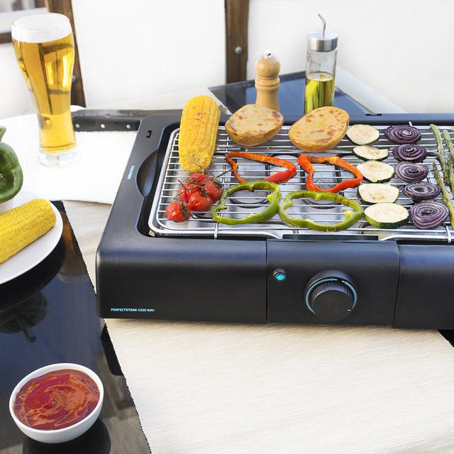 Barbecue de table électrique PerfectSteak 4200 Way de 2400 W, gril en acier inoxydable et hauteur ajustable sur 3 niveaux.