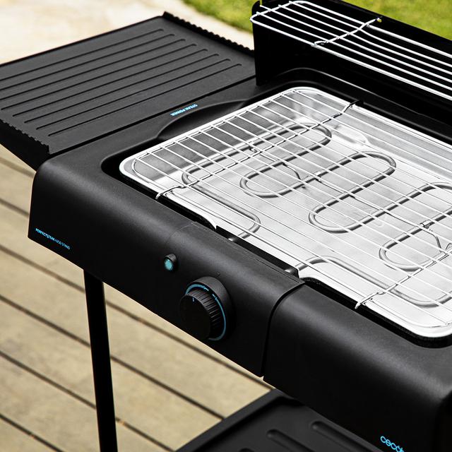 Barbecue électrique PerfectSteak 4250 Stand. 2400 W de puissance, gril en acier inoxydable, supports avec une grande surface, 3 niveaux de hauteur, pare-vent et plateau amovible.