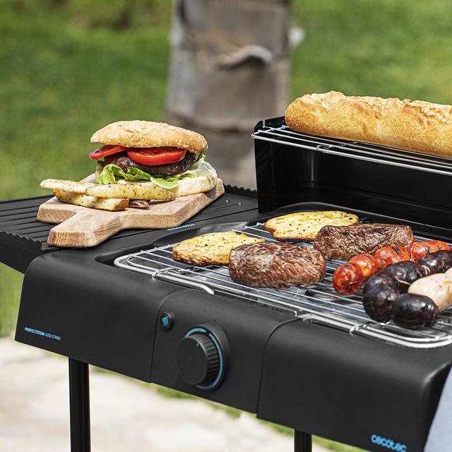 Barbecue électrique PerfectSteak 4250 Stand. 2400 W de puissance, gril en acier inoxydable, supports avec une grande surface, 3 niveaux de hauteur, pare-vent et plateau amovible.