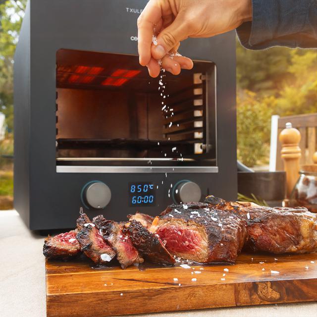 Txuletaco 8000 Inferno. Horno para asado, 2200W,Parrilla de Hierro Fundido, Piedra y Bandeja para Pizzas,2 bandejas recogegrasas, Temperatura hasta 850º, termómetro Digital de Cocina Incluido