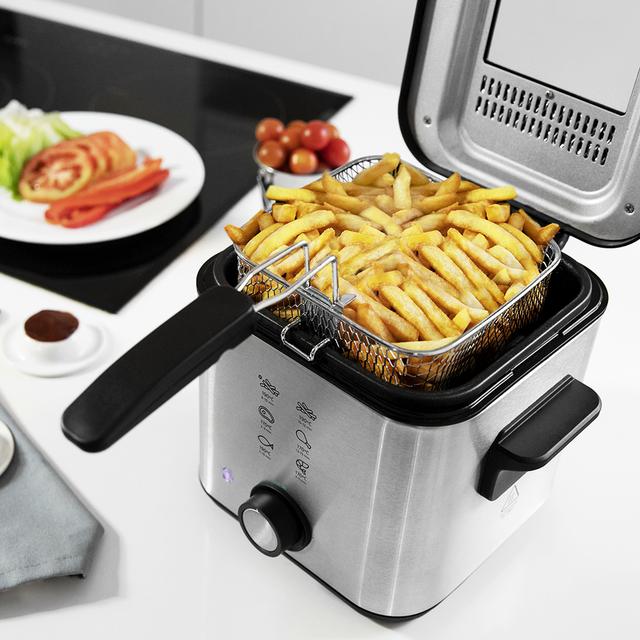 Friteuse électrique CleanFry Infinity 1500. Friteuse d’1,5 litre de capacité avec filtre OilCleaner, cuve antiadhésive, couvercle avec filtre, fenêtre de contrôle et 900 W de puissance.