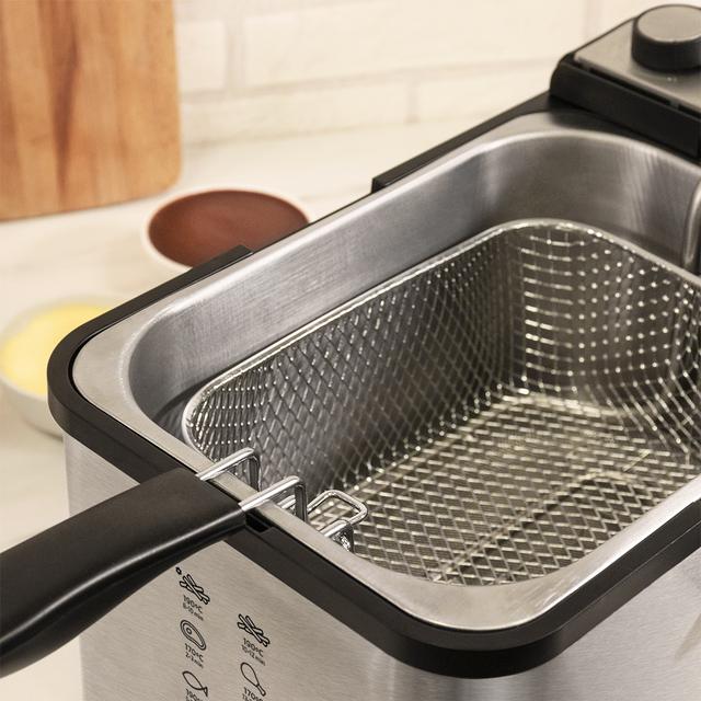 Friteuse électrique CleanFry 3000 Full INOX. 3 litres de capacité d’huile, filtre OilCleaner, 2400 W, cuve, panier de friture et filtre OilCleaner qui conviennent pour un nettoyage dans le lave-vaisselle et minuterie jusqu'à 30 minutes et cuve en acier.