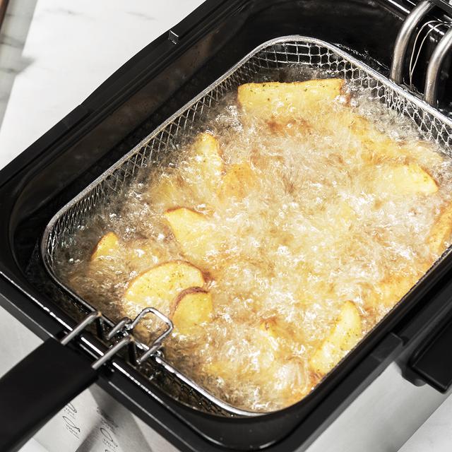 Friteuse électrique CleanFry Infinity 4000. Capacité de 4 L, température jusqu'à 190 °C, cuve émaillée qui convient pour un nettoyage au lave-vaisselle, filtre OilCleaner pour garder l'huile propre, Full INOX et 3270 W