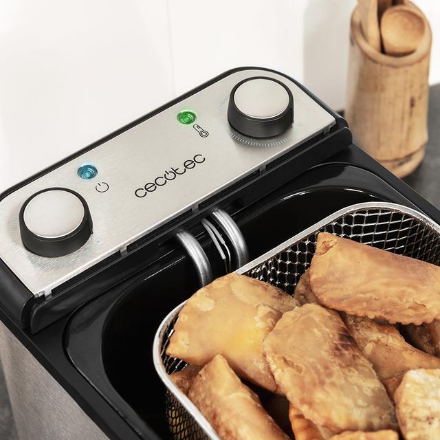 Friteuse électrique CleanFry Infinity 4000. Capacité de 4 L, température jusqu'à 190 °C, cuve émaillée qui convient pour un nettoyage au lave-vaisselle, filtre OilCleaner pour garder l'huile propre, Full INOX et 3270 W