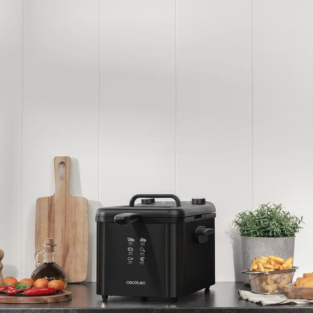 CleanFry Infinity 4000 Black. 4 litres de capacité d’huile, filtre OilCleaner, 3270 W, cuve, panier de friture et filtre OilCleaner qui conviennent pour un nettoyage dans le lave-vaisselle et minuterie jusqu'à 30 minutes. Unité principale laquée noir.