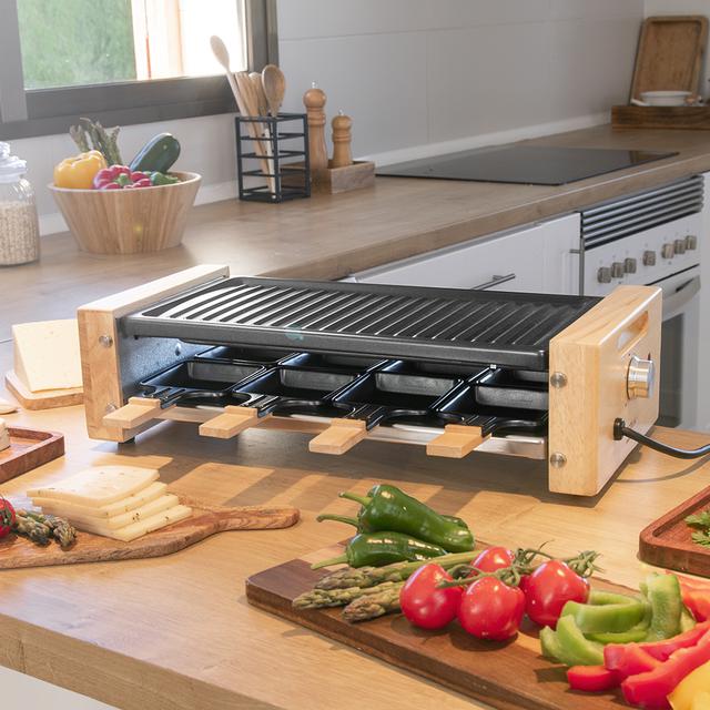 Raclette Cheese&Grill 8200 Wood Black. Potenza 1200 W, piastra in pietra naturale, 8 padelle individuali, termostato, design estraibile