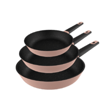 Set de poêles Polka Experience 18-22-26 Bucket Set Gravity 18, 22 et 26 cm de diamètre, aluminium fondu, revêtement antiadhésif, conviennent pour toutes les cuisinières et pour un nettoyage au lave-vaisselle. Couleur rose.