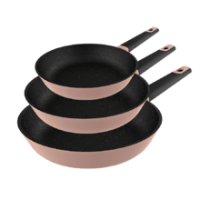 Set de poêles Polka Experience 20-24-28 Bucket Set Gravity 20, 24 et 28 cm de diamètre, aluminium fondu, revêtement antiadhésif, conviennent pour toutes les cuisinières et pour un nettoyage au lave-vaisselle. Couleur rose.