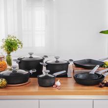 Faitout bas Polka Exclusive 28 Low Pot Wood&Rock. Diamètre de 28 cm, poignée en bakélite, aluminium forgé, revêtement anti-adhésif Teflon, convient pour un nettoyage au lave-vaisselle et pour tous types de cuisinières.