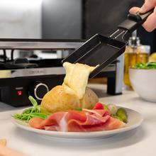 Cheese&Grill 12000 Inox Black. ‌Raclette de queijo e grill de 2000 W, grelha superior mista, acabamentos em aço inoxidável, placa antiaderente, 8 frigideiras individuais, design amovível