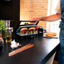 Gril électrique, plancha et appareil à sandwiches avec revêtement en céramique, un plateau ramasse-graisses et 1500 W de puissance.