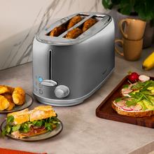 Stahltoaster mit 2 langen und breiten Schlitzen für 4 Toasts.