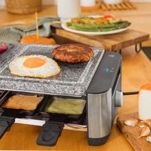 Macchina per raclette Cheese&Grill 16000 Inox Allstone per 8 persone con grill da 1400 W. Con struttura di design con finiture in acciaio inossidabile, termostato regolabile e piastra in pietra naturale con superficie piana in ferro. Include 8 padelle piccole antiaderenti e 8 spatole in legno.