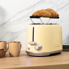 Torradeira Toast&Taste 1000 Retro Double Beige de aço com 2 fendas largas e curtas com capacidade para 2 torradas.