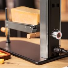 Appareil à raclette Cheese&Grill 6000 Inox au design élégant en acier inoxydable, gril 600 W et gril supérieur.